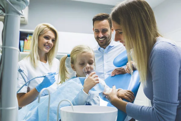 Família em consultório odontológico — Fotografia de Stock