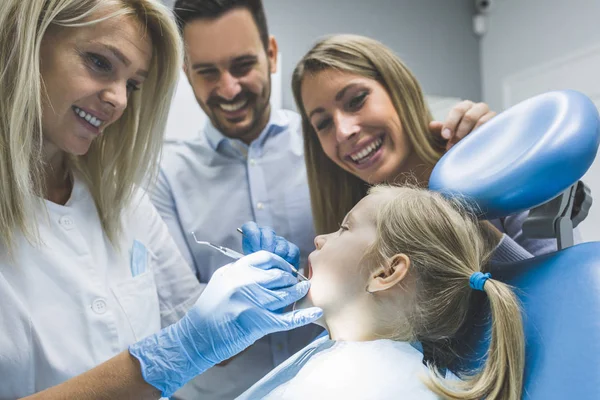 Familie in tandheelkundige kantoor — Stockfoto