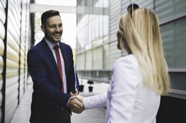 İş adamları proje hakkında tartışıyorlar