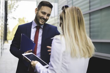 İş adamları proje hakkında tartışıyorlar