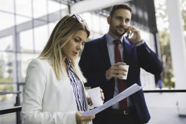 İş adamları proje hakkında tartışıyorlar