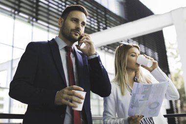 İş adamları proje hakkında tartışıyorlar