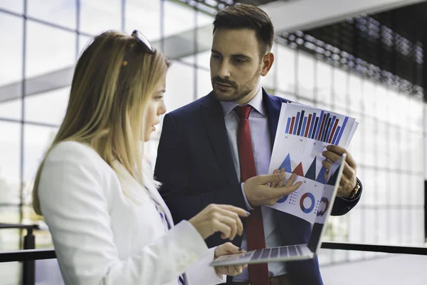 Empresarios discuten sobre proyecto — Foto de Stock