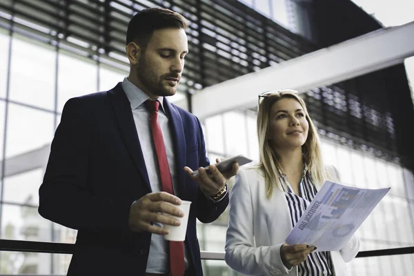 Empresarios discuten sobre proyecto —  Fotos de Stock