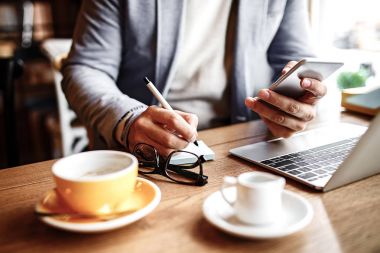 Bir restoranda iş adamı