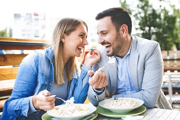 Casal desfrutando de massa — Fotografia de Stock