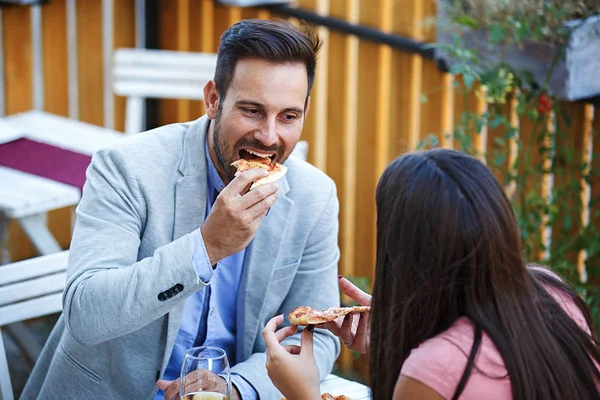 Pareja disfrutando restaurante — Foto de Stock