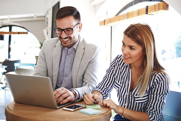 Любовная парочка в кафе
