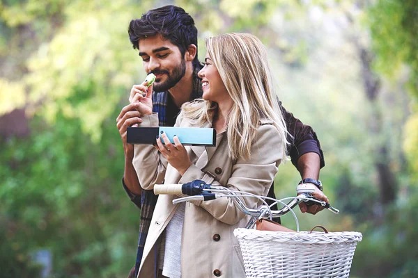 Casal desfrutando fora — Fotografia de Stock