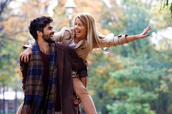 Pareja disfrutando afuera — Foto de Stock