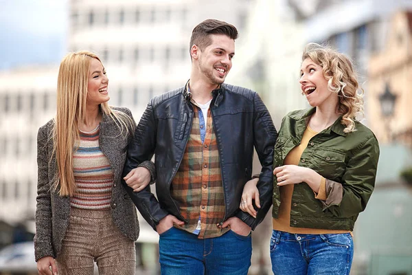 Amigos disfrutando de ciudad — Foto de Stock