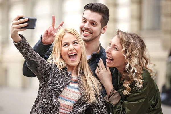 Amigos disfrutando de ciudad — Foto de Stock