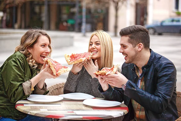 Amigos disfrutando de ciudad — Foto de Stock