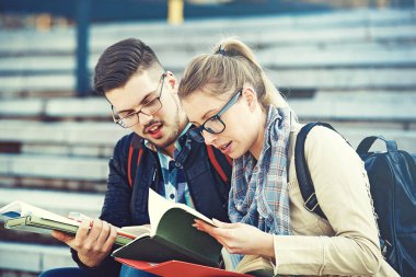 Öğrenci çift Holding diploma