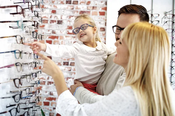 Padre e hija eligiendo gafas — Foto de Stock