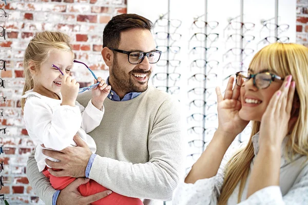 Baba ve kız gözlük seçimi — Stok fotoğraf
