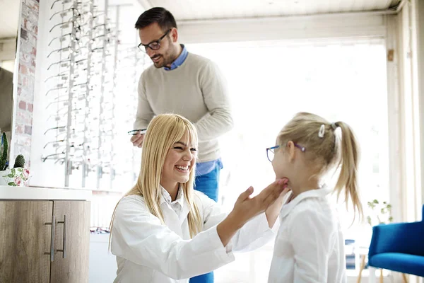 Father and Daughter bril kiezen — Stockfoto