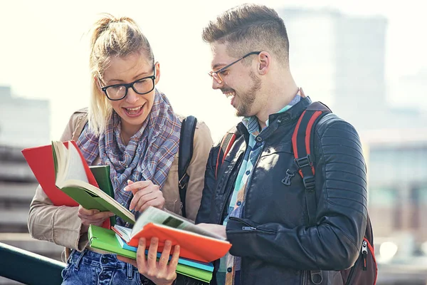 Diplomas de estudiante en posesión de parejas — Foto de Stock