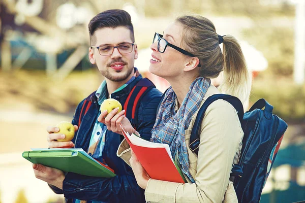 Diplômes de couple étudiant — Photo