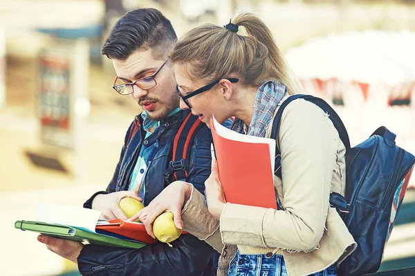 Diplomas de estudiante en posesión de parejas — Foto de Stock