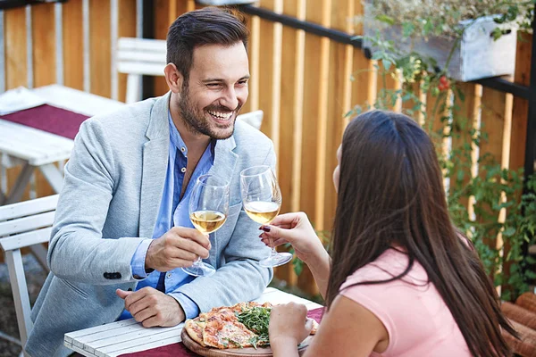 Casal apreciando restaurante — Fotografia de Stock