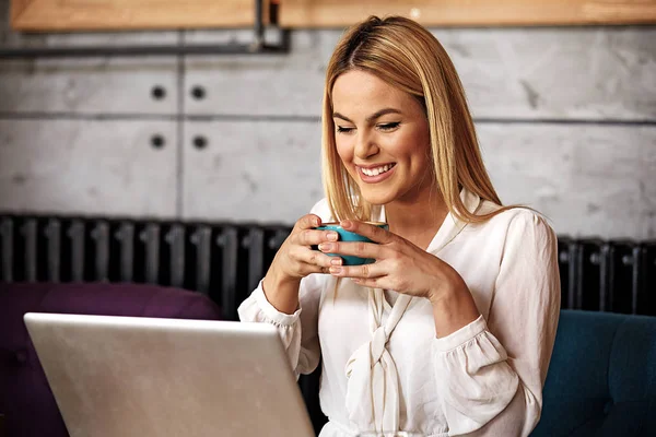 Business woman in coffee shop — Stock Photo, Image