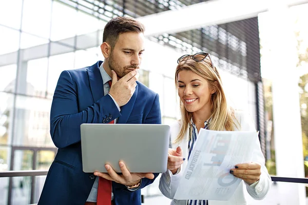 Empresarios discuten sobre proyecto — Foto de Stock