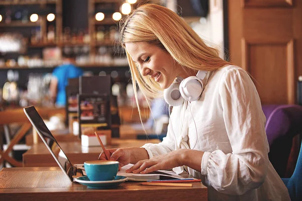 Business woman in coffee shop — Stock Photo, Image