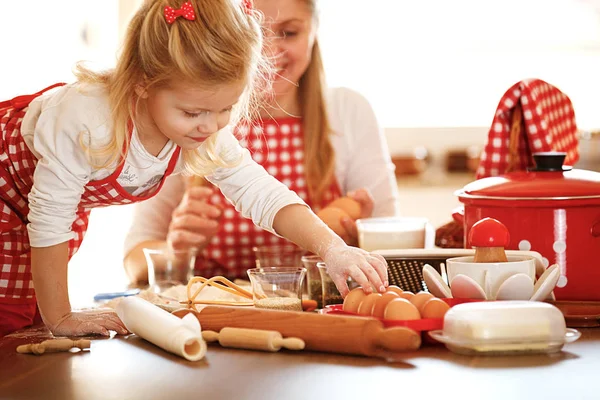 Mother and Daughter Measuring Ingredients to Make Dough — Stock Photo, Image