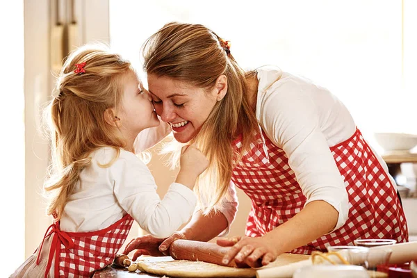 Moeder en dochter meten ingrediënten te maken deeg — Stockfoto