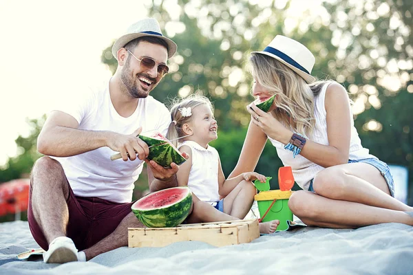 Wassermelone am Strand essen — Stockfoto