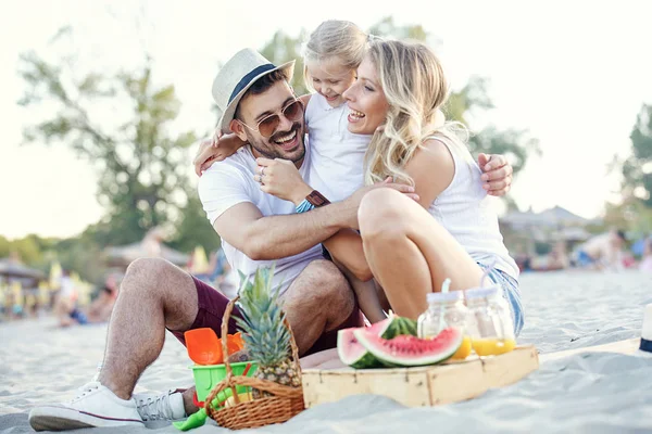 Família desfrutando praia — Fotografia de Stock