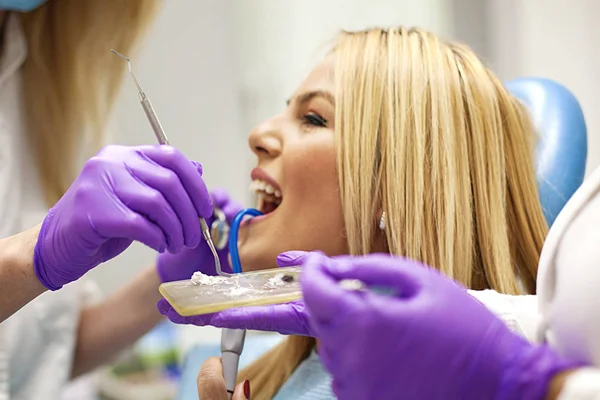 Mujer joven en el dentista — Foto de Stock