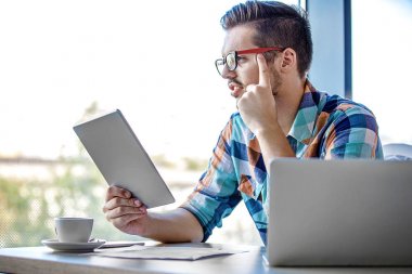 Adam zevk kahve ve çalışma