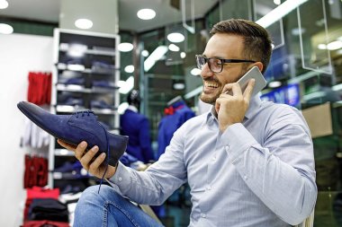 Zevk alışveriş gülümseyen genç adam