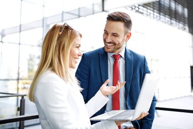 İş adamları proje hakkında tartışıyorlar