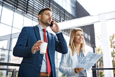 İş adamları proje hakkında tartışıyorlar