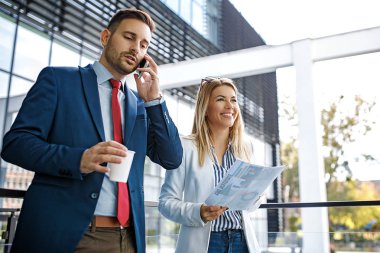 İş adamları proje hakkında tartışıyorlar