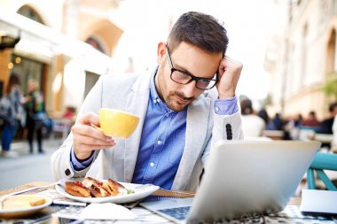 Bir restoranda iş adamı