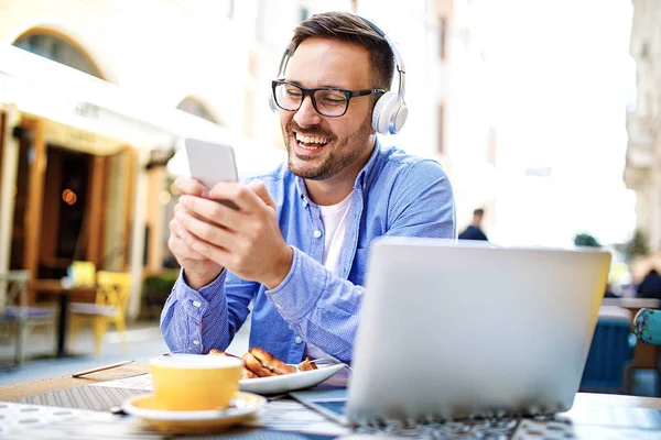 Bir restoranda iş adamı