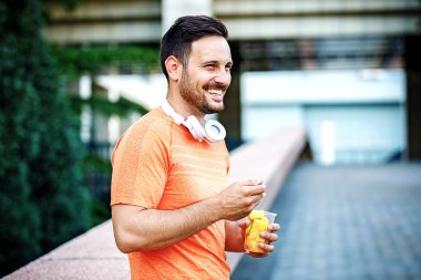 Adam meyve salatası yiyor