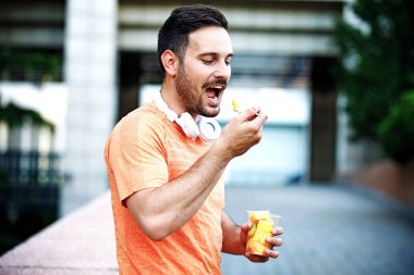 Adam meyve salatası yiyor