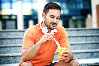 Adam meyve salatası yiyor