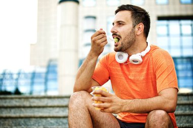 Adam meyve salatası yiyor