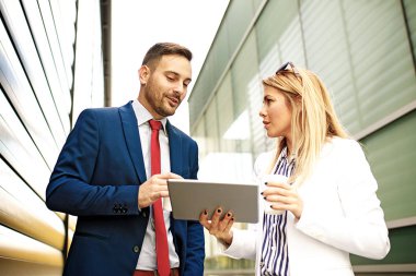 İş adamları proje hakkında tartışıyorlar