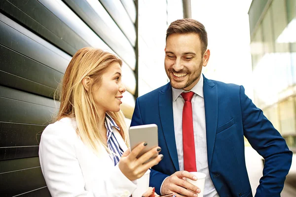 İş adamları proje hakkında tartışıyorlar