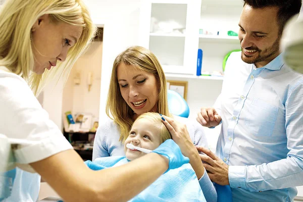 Familia en consultorio dental —  Fotos de Stock