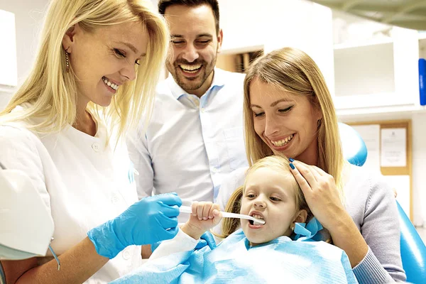 Rodziny w gabinecie stomatologicznym — Zdjęcie stockowe