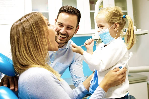 Familia en consultorio dental — Foto de Stock