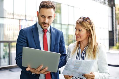 İş adamları proje hakkında tartışıyorlar